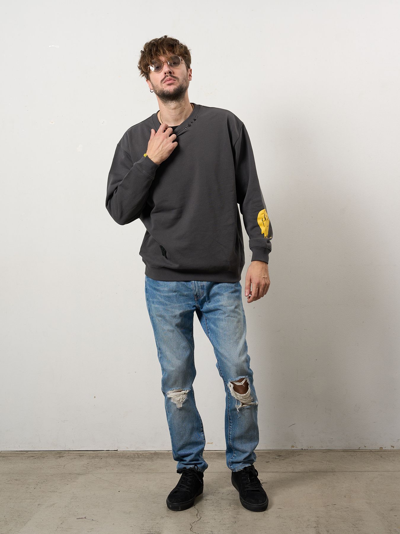 【予約品 10月16日(木) 締切】オーセンティックパイル ウェービーロゴ スマイル ケット スエットシャツ / チャコールグレー