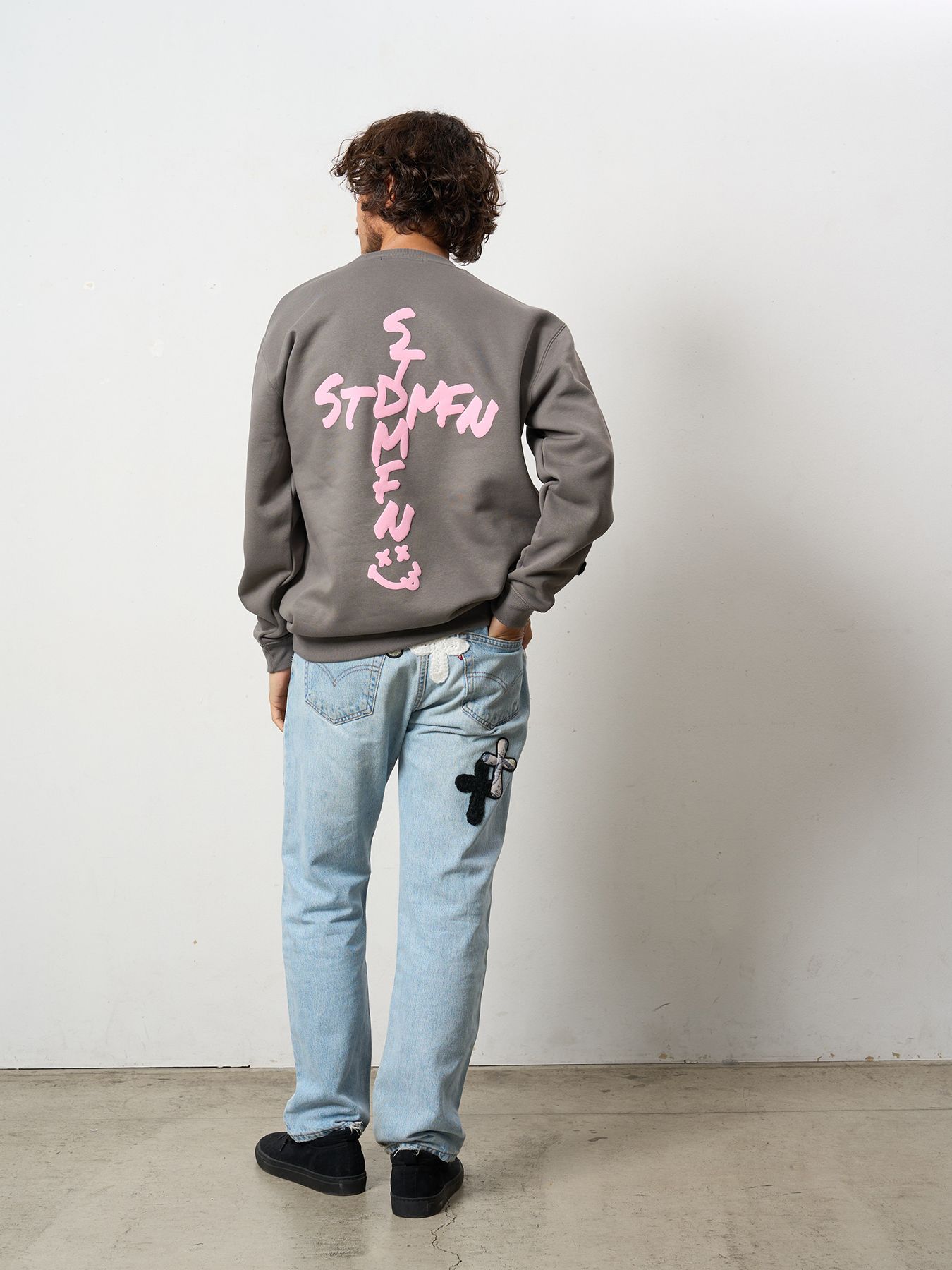 【予約品 5月8日(木) AM10時 締切】 TC裏毛起毛 ロゴクロス発泡プリント&クロスパッチワーク スウェットシャツ / チャコールグレー
