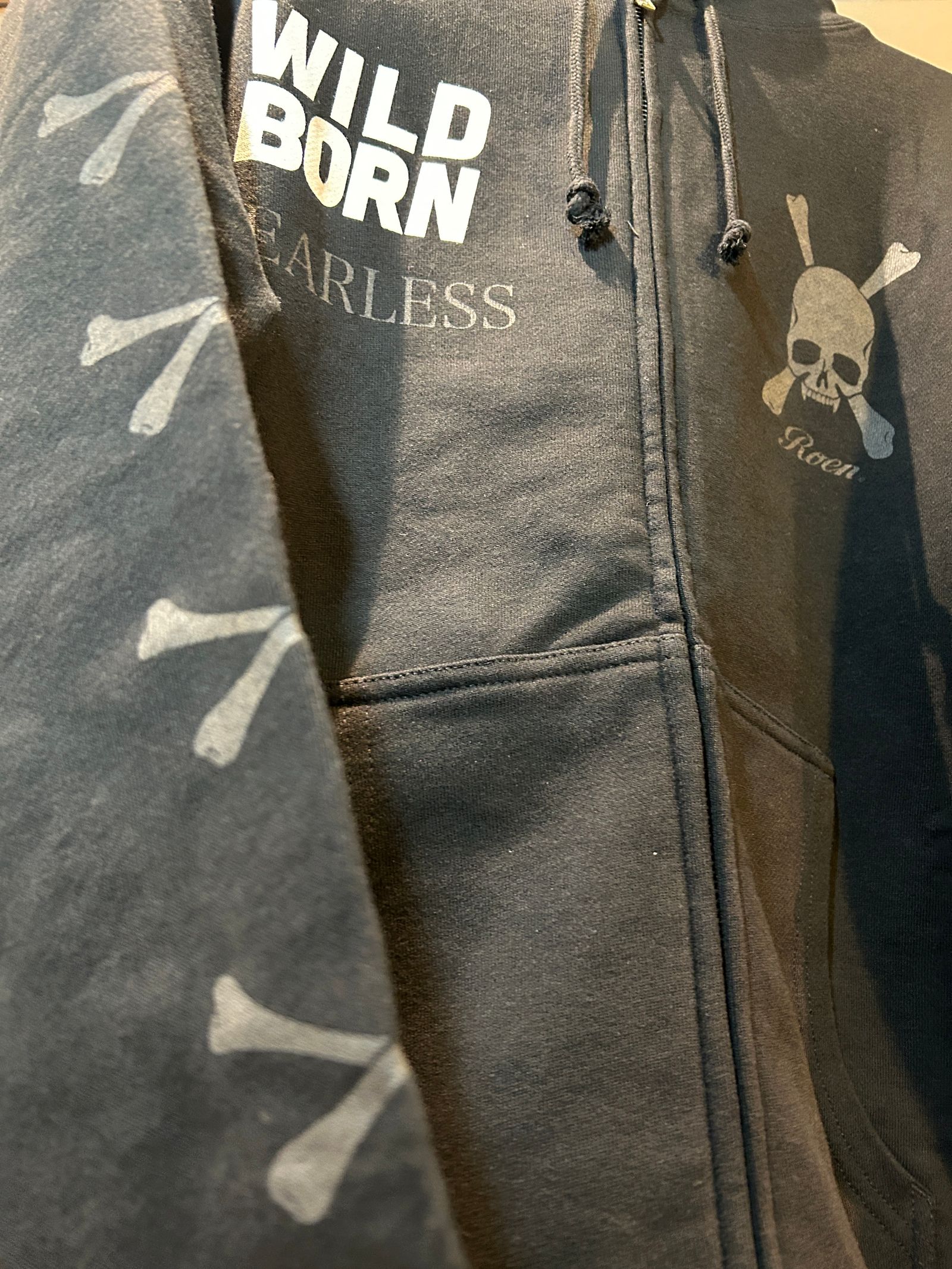 WILD BORN  PK / 長袖ジップパーカー / ブラック 【Roen】