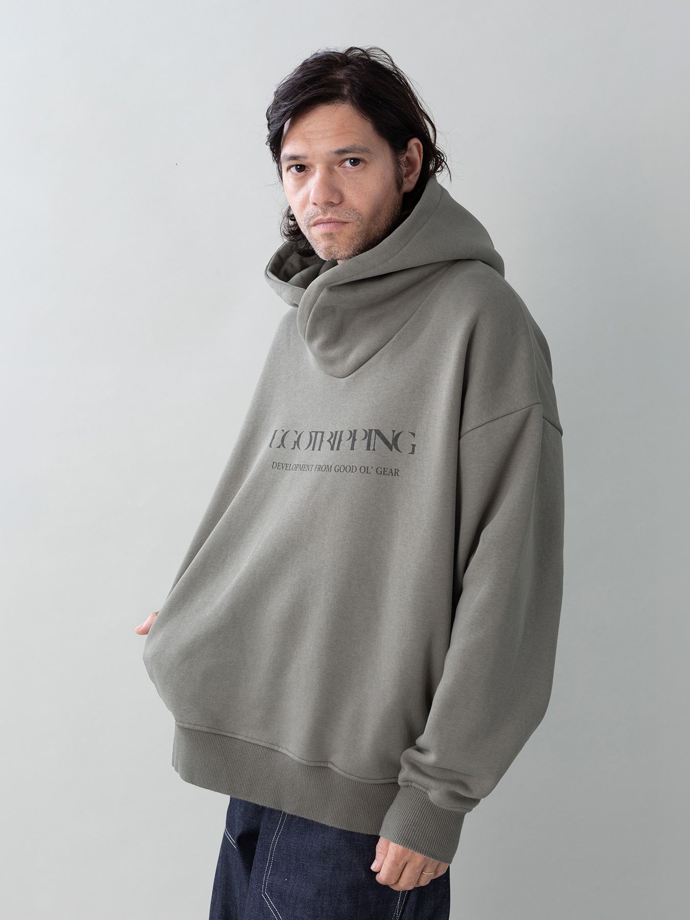 【予約品 5月27日(水) 締切】COWL-WOOLSWEATPARKA print / ロゴプリント スウェットパーカー / グレー