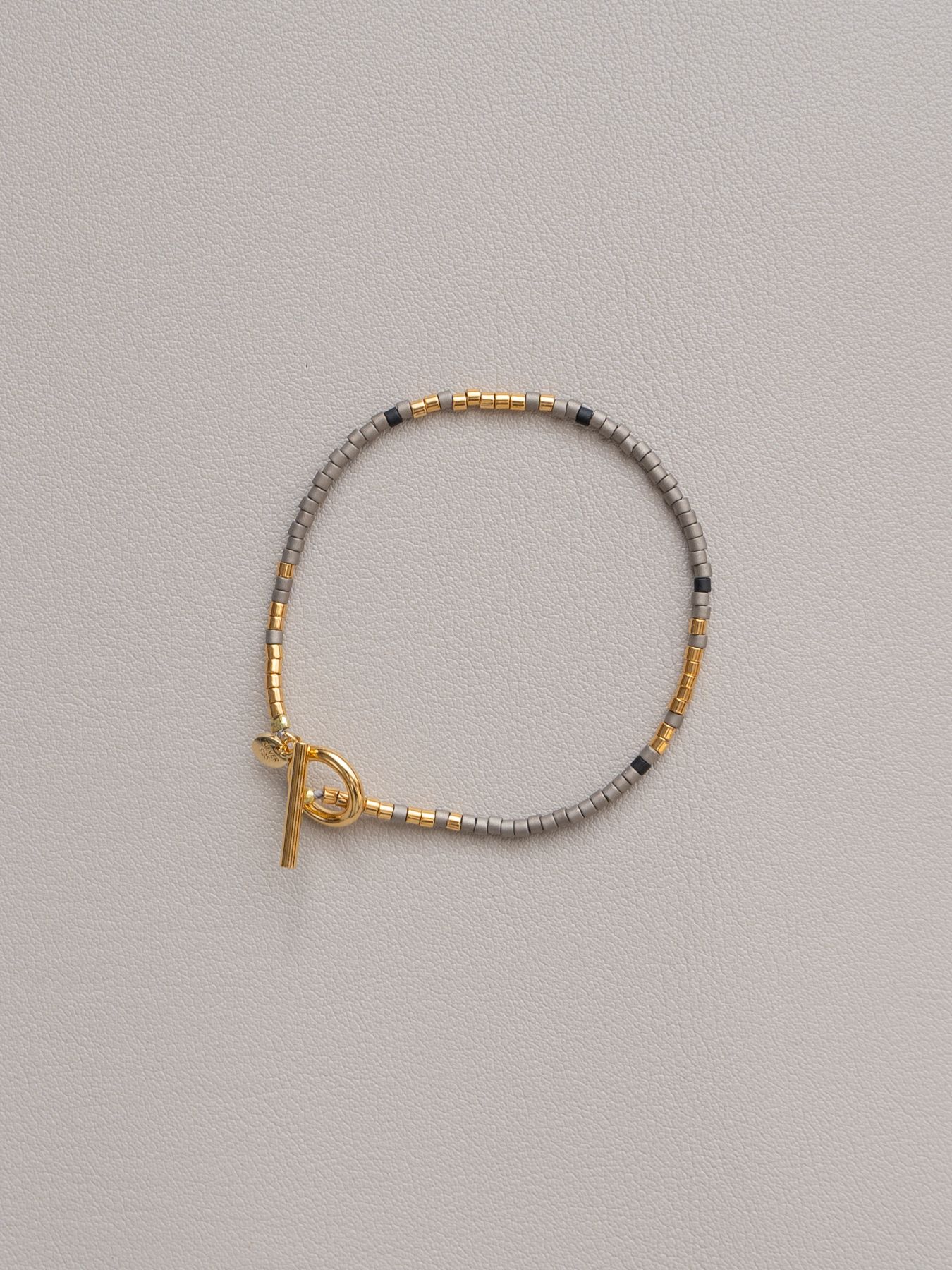 《予約品》 BEADS BRACELET / ブレスレット / グレー・ゴールド 【Iroquois.SENTI】