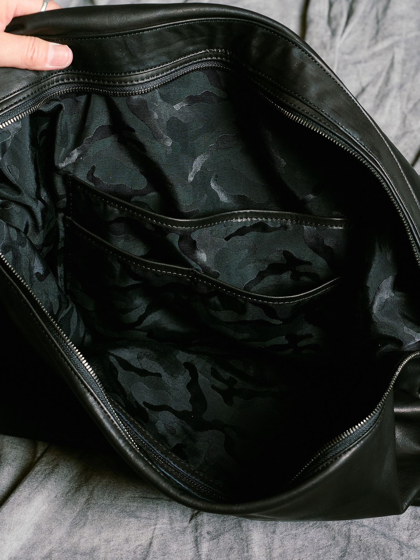 【予約品 4月19日(日) 18時締切】leather shoulder bag / カウレザーショルダーバッグ / ブラック