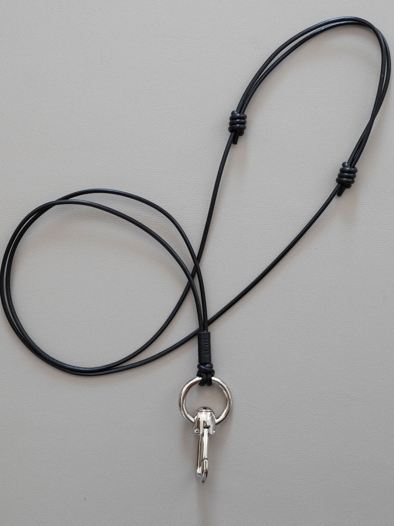 《予約品》 HOOK CARABINER LEATHER STRAP / フック式ネックストラップ / ブラック 【Iroquois.SENTI】