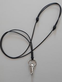 《予約品》 HOOK CARABINER LEATHER STRAP / フック式ネックストラップ / ブラック 【Iroquois.SENTI】