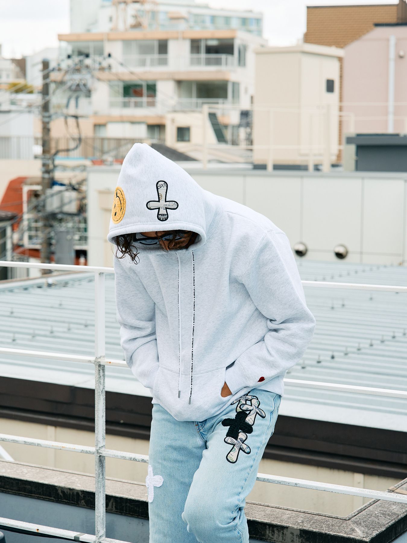 【予約品 5月8日(木) AM10時 締切】 TC裏毛起毛 PEACE AFTER DEATH&マルチパッチワーク プルパーカー / アッシュ