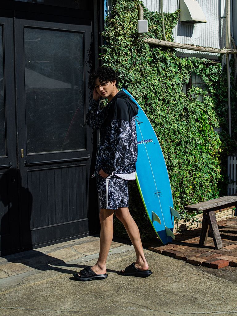 《予約品3月3日18：00締め》 Paisley RUSH OVER ZIPUP HOODIE / ラッシュガードパーカー / ペイントブラック