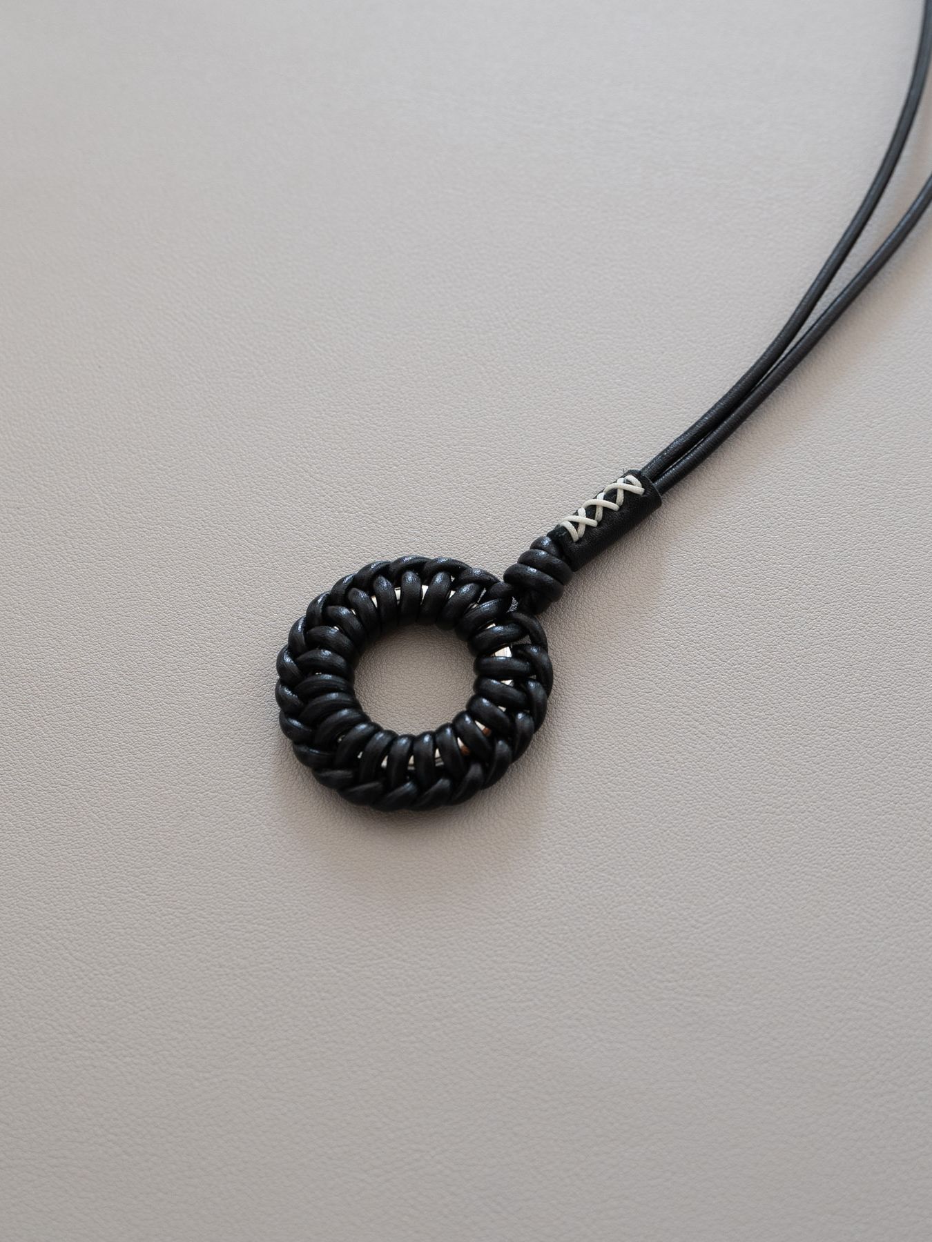 《予約品》 LEATHER BRAID CIRCLE NECKLACE / ネックレス / ブラック 【Iroquois.SENTI】