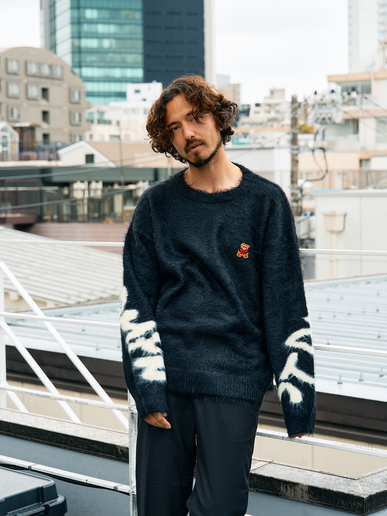 【予約品 5月8日(木) AM10時 締切】 ナイロンフェザーヤーン ビックロゴクロスインターシャシャギープルオーバー / ブラック