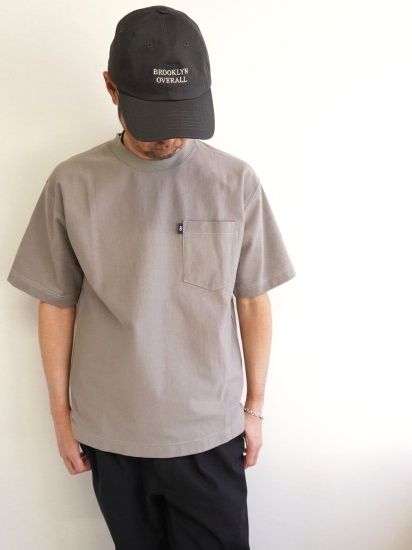 タックボタンプリントTシャツ / グレー