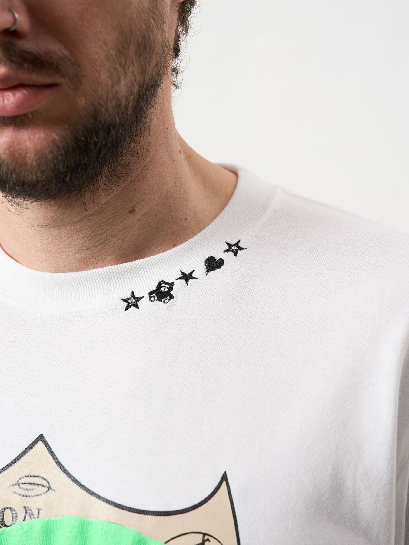 【予約品 5月8日(木) AM10時 締切】 5.6ozコットン天竺 ラベルスマイル発泡プリントLS Tシャツ / ホワイト
