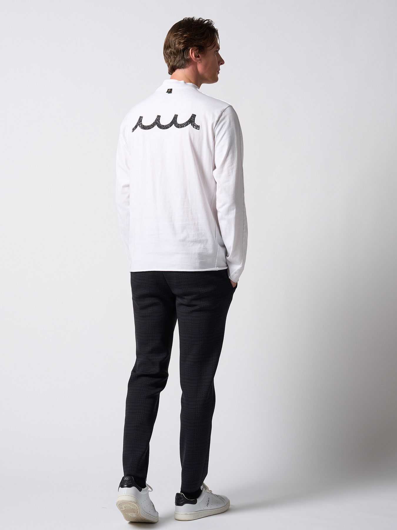 【予約品】muta × wjk collection：cut-off mock-neck L-S(printed) / モックネックロングスリーブカットソー / ホワイト
