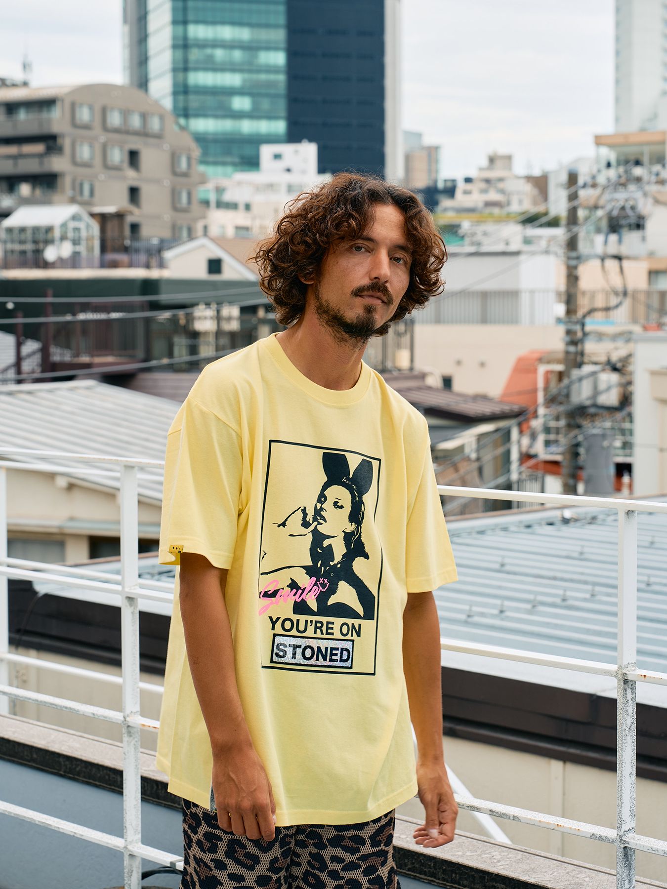 【予約品 10月16日(木) 締切】5.6ozコットン天竺 YOU'RE ON STONEDシークイン SSシャツ / イエロー