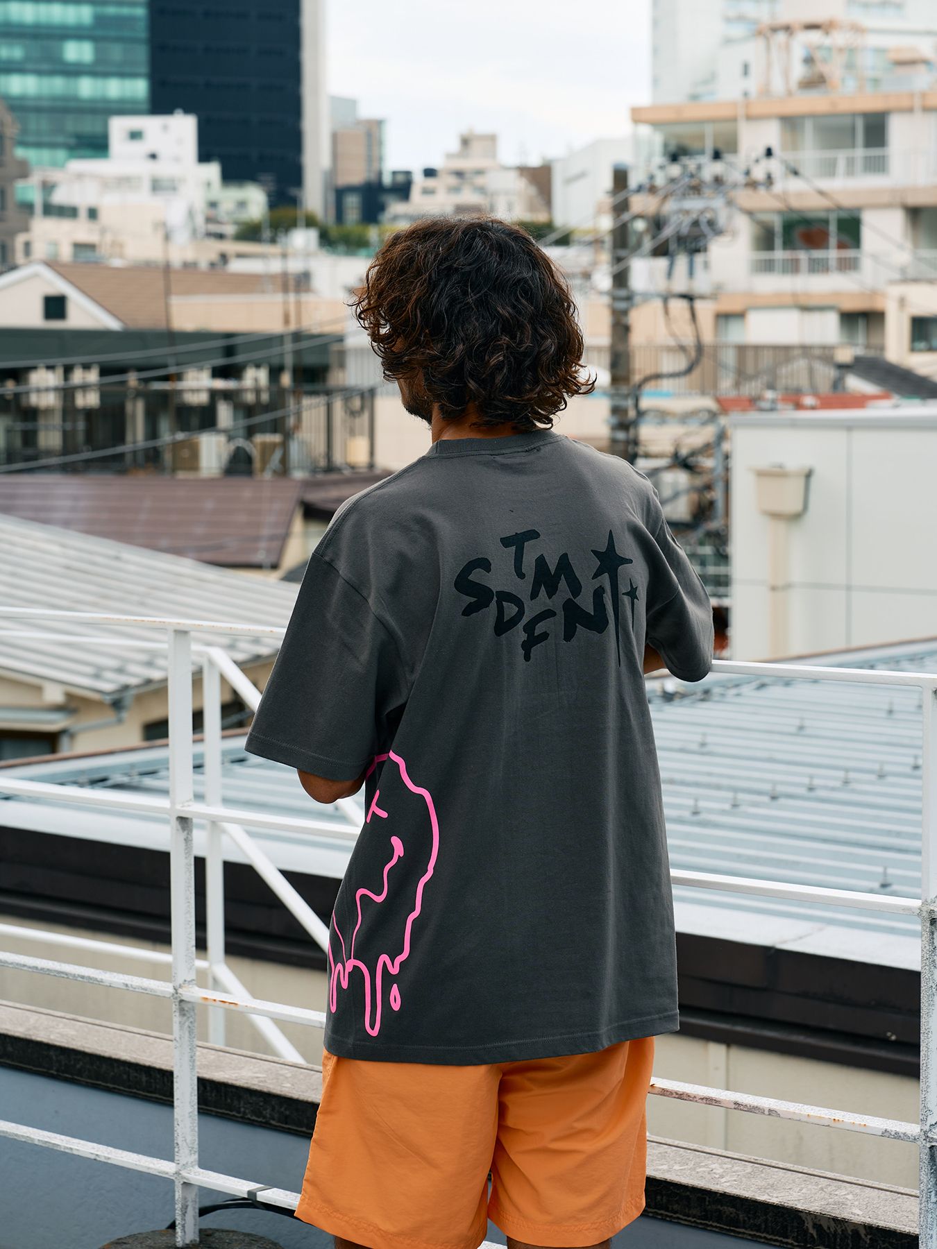 【予約品 10月16日(木) 締切】5.6ozコットン天竺 クレジットシークイン&ドリップスマイル SSシャツ / ダークグレー