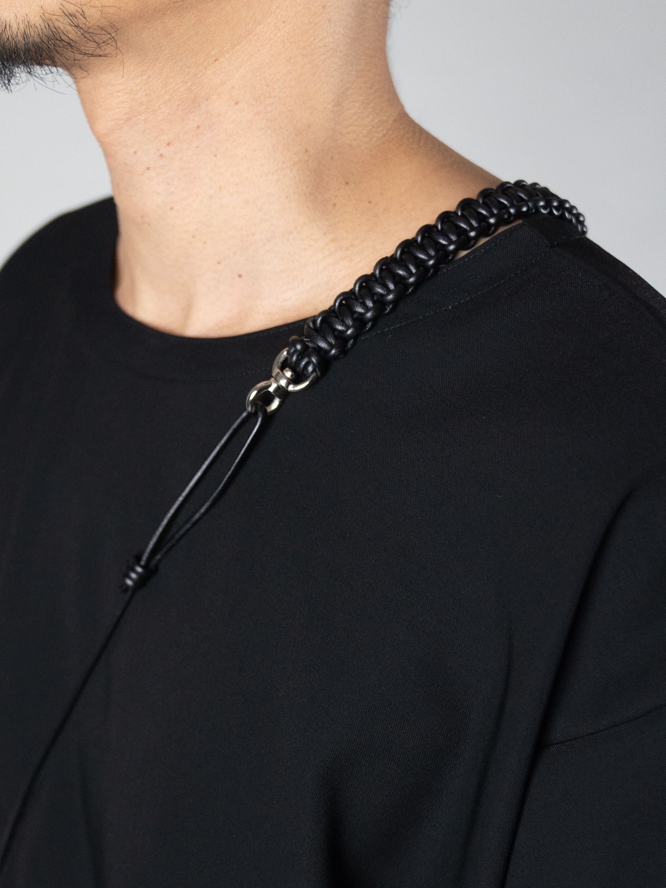 《予約品》 LEATHER BRAID MULTI STRAP / ネックストラップ / ブラック 【Iroquois.SENTI】