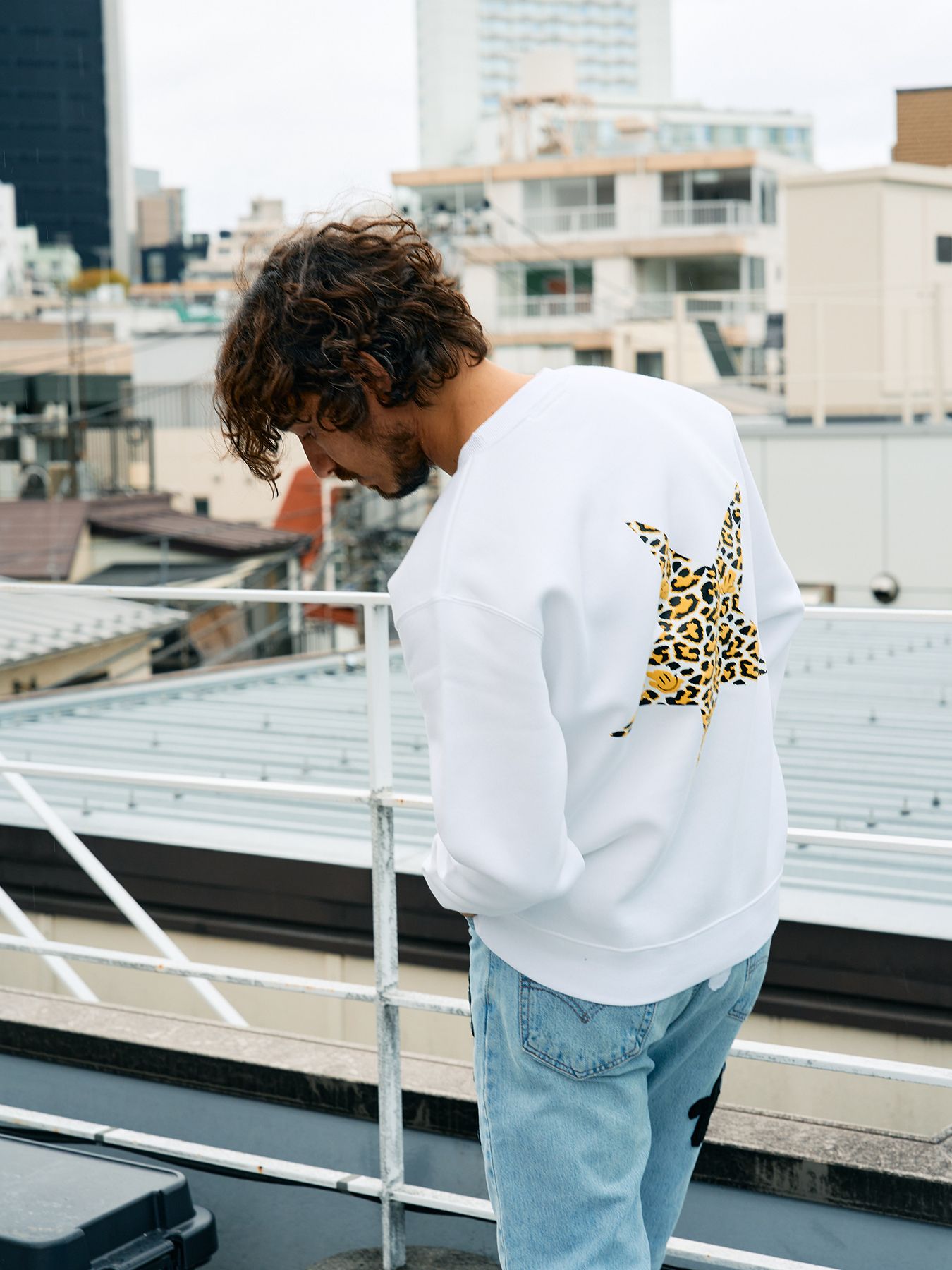 【予約品 5月8日(木) AM10時 締切】 TC裏毛起毛 レオパードスター発泡プリント&マルチパッチワーク スウェットシャツ / ホワイト
