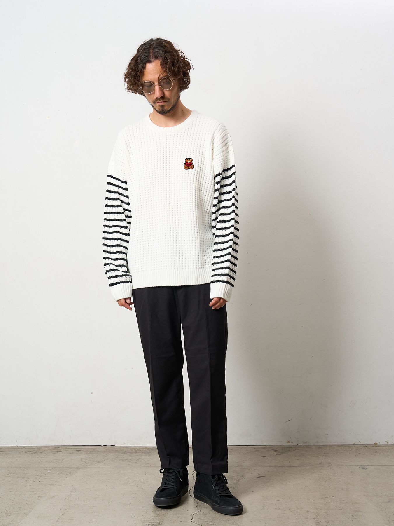 【予約品 5月8日(木) AM10時 締切】 アクリルバルキービックワッフルボーダーカートベアワッペン ワイドシルエットプルオーバー / ホワイト