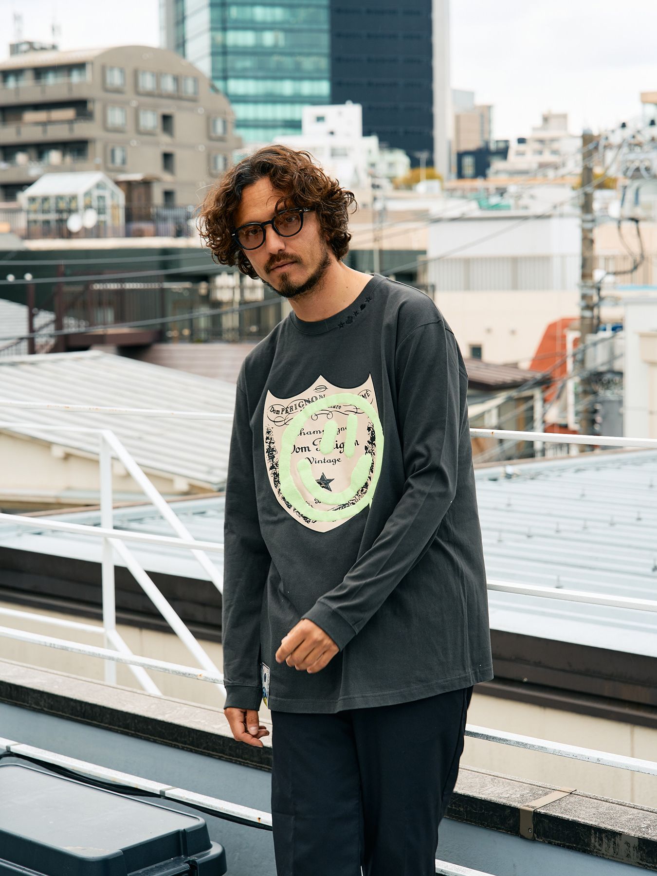 【予約品 5月8日(木) AM10時 締切】 5.6ozコットン天竺 ラベルスマイル発泡プリントLS Tシャツ / ダークグレー