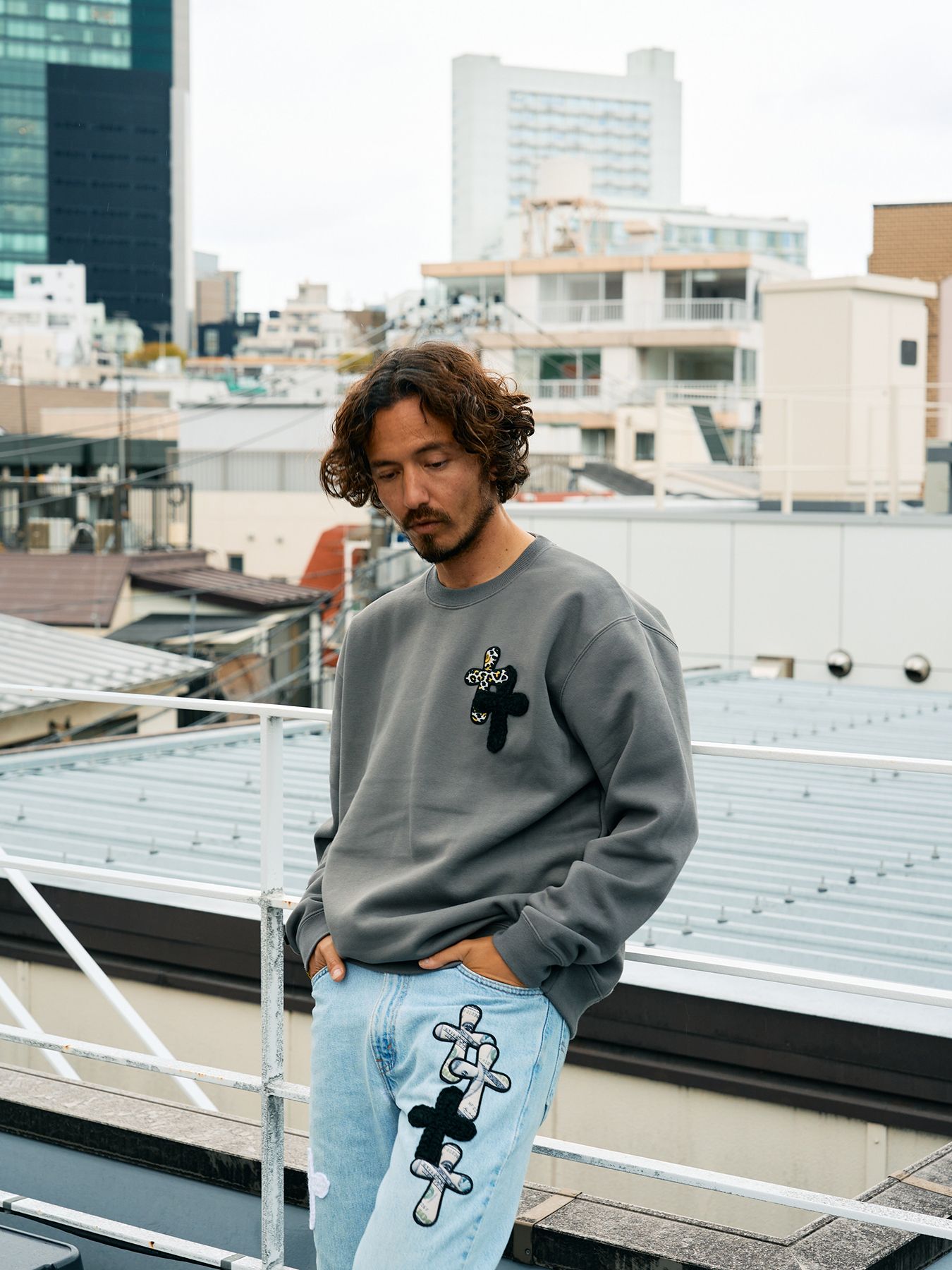 【予約品 5月8日(木) AM10時 締切】 TC裏毛起毛 ロゴクロス発泡プリント&クロスパッチワーク スウェットシャツ / チャコールグレー
