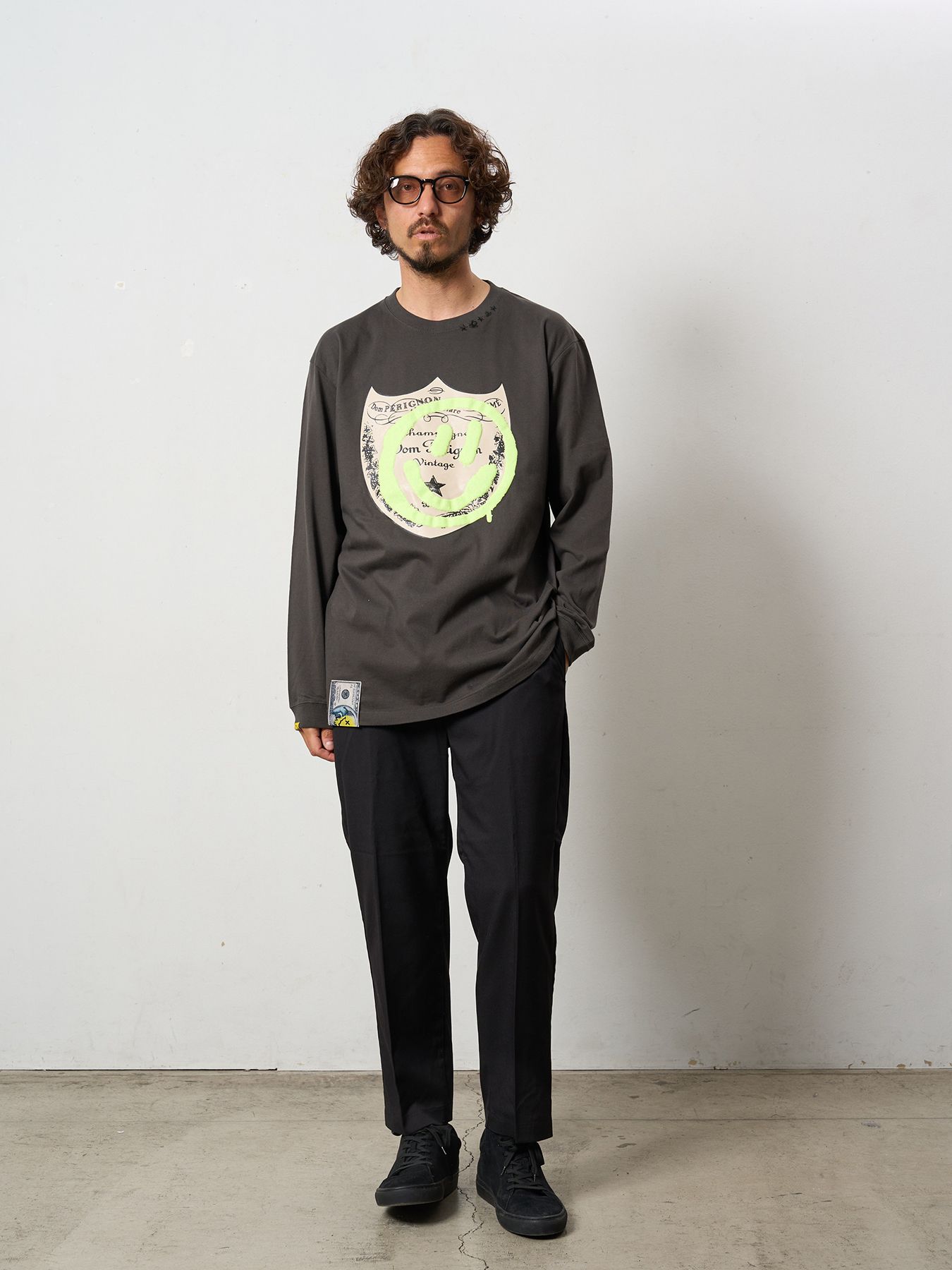 【予約品 5月8日(木) AM10時 締切】 5.6ozコットン天竺 ラベルスマイル発泡プリントLS Tシャツ / ダークグレー