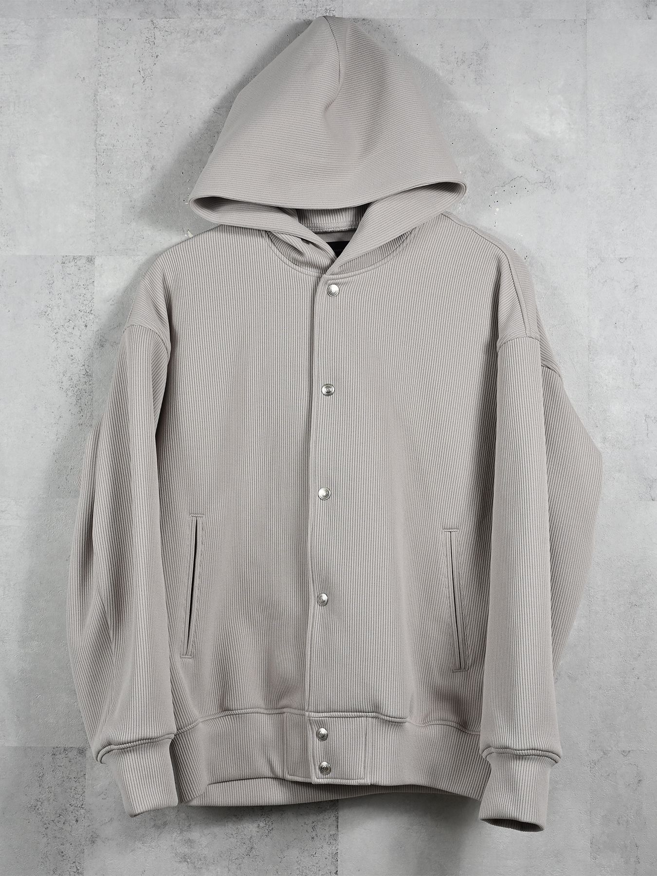 【予約品 11月16日(日) 締切】AZE VARSITY HOODIE / 畔編みニット フード付きスタジャン / グレージュ