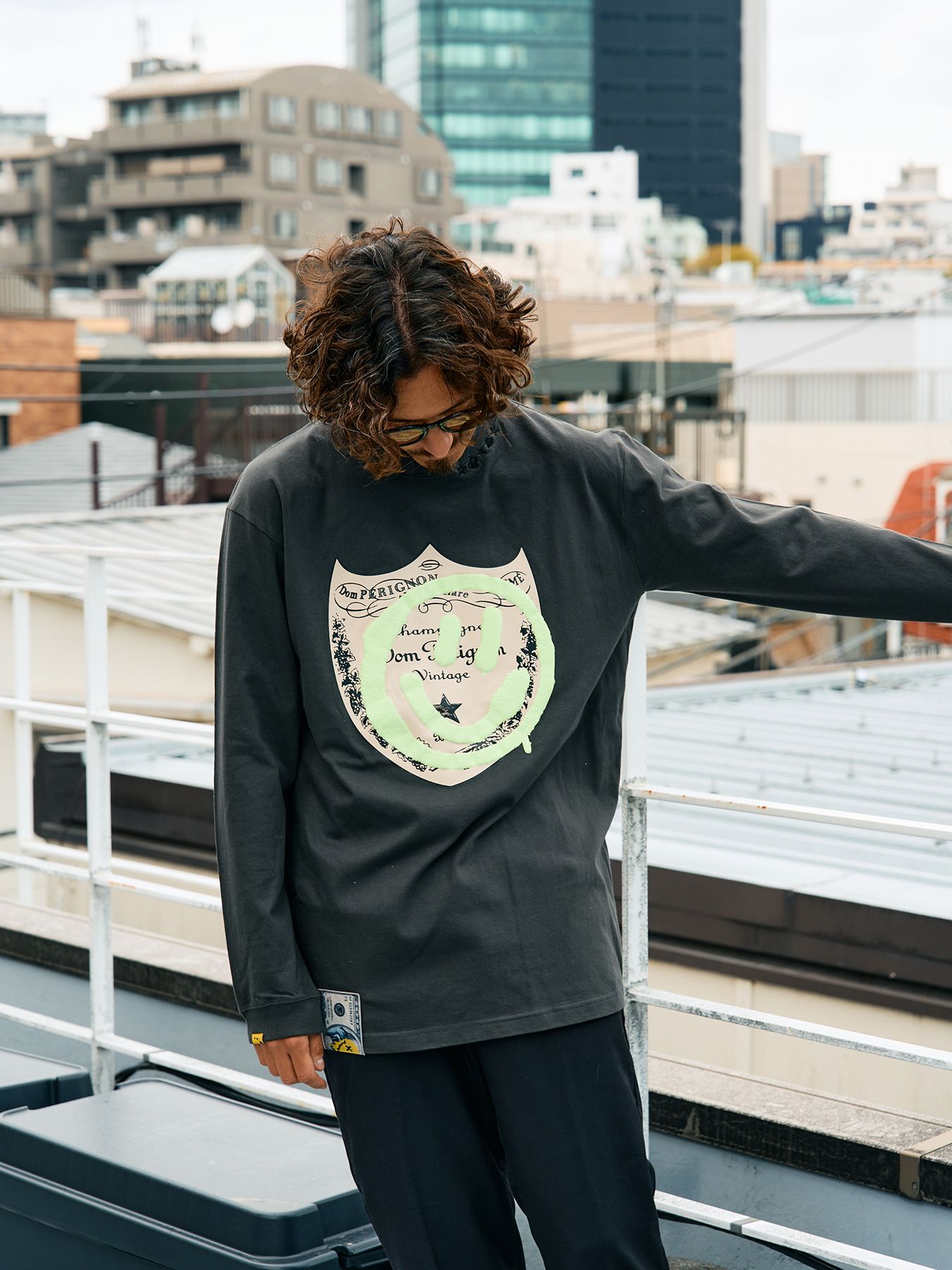 【予約品 5月8日(木) AM10時 締切】 5.6ozコットン天竺 ラベルスマイル発泡プリントLS Tシャツ / ダークグレー