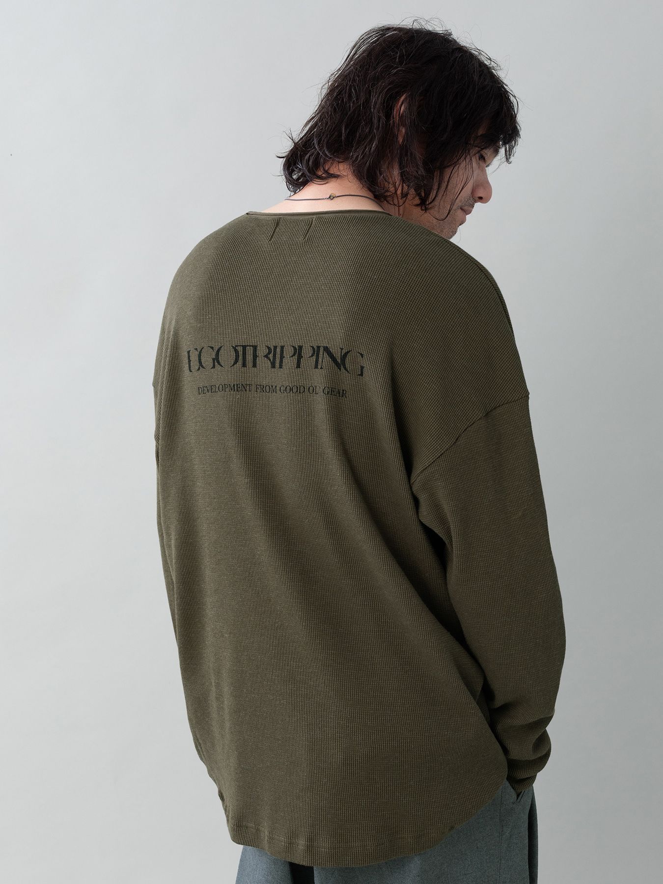 【予約品 5月27日(水) 締切】WOOLTHERMAL-TEE print / ロゴプリント ローリングネックTシャツ / オリーブ