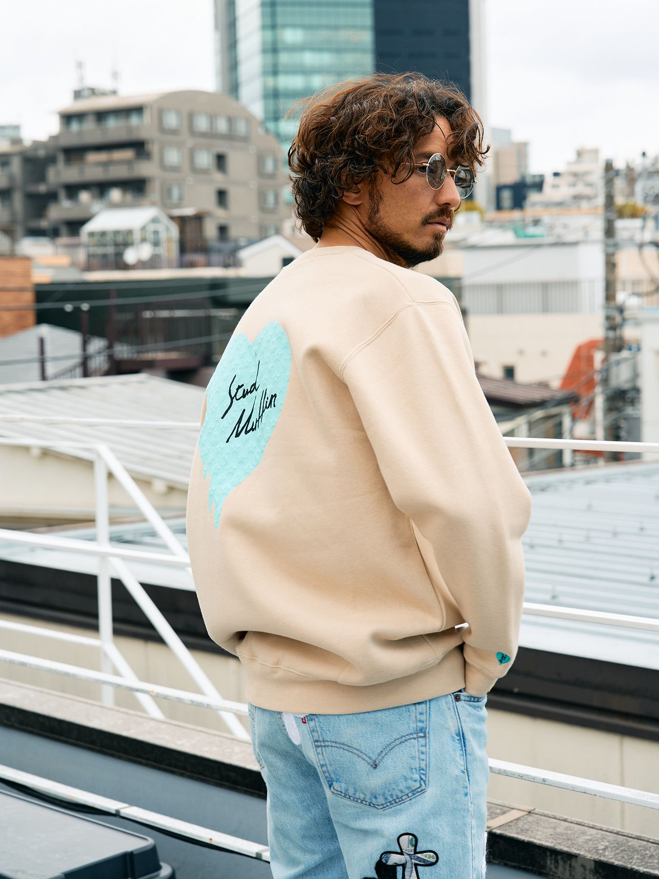【予約品 5月8日(木) AM10時 締切】 TC裏毛起毛 スターグラムハート発泡プリント ロゴ刺繍 スウェットシャツ / ベージュ