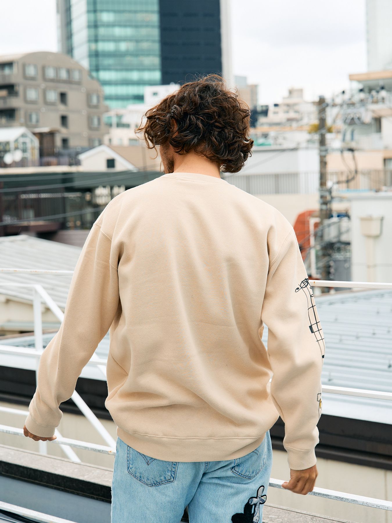 【予約品 5月8日(木) AM10時 締切】 TC裏毛起毛 リリック リボン シークインMUSICプリント スウェットシャツ / ベージュ