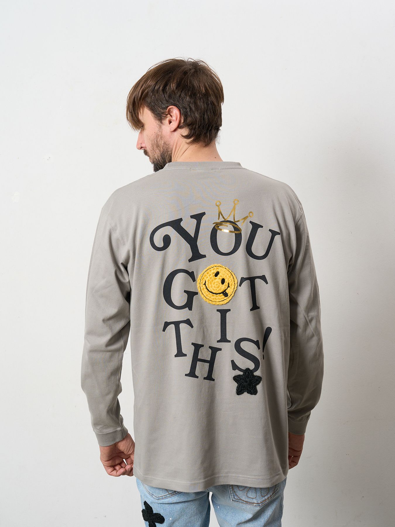 【予約品 5月8日(木) AM10時 締切】 5.6ozコットン天竺 YOU GOT THIS シークインLS Tシャツ / チャコールグレー