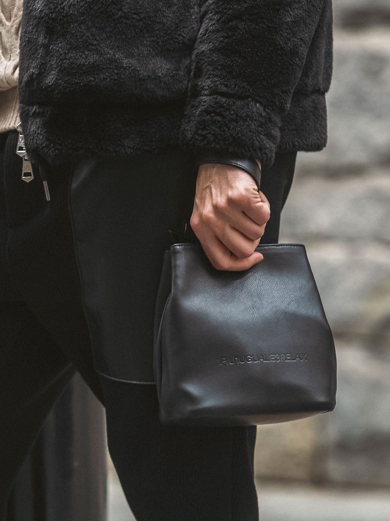 PU LEATHER MINIMALIST KINCHAKU / シンセティックレザーミニバック / ブラック