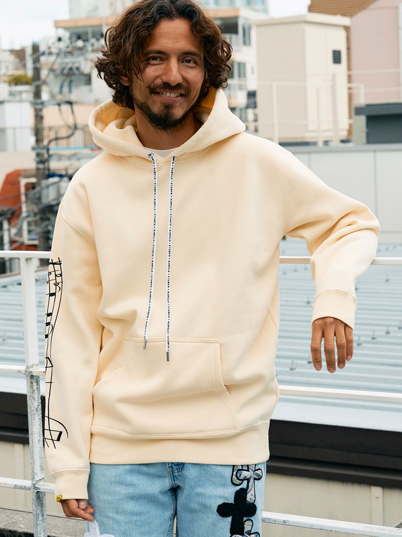 【予約品 5月8日(木) AM10時 締切】 TC裏毛起毛 リリックリボン&MUSICプリントハートサガラパッチワーク プルオーバー パーカー / ナチュラルベージュ