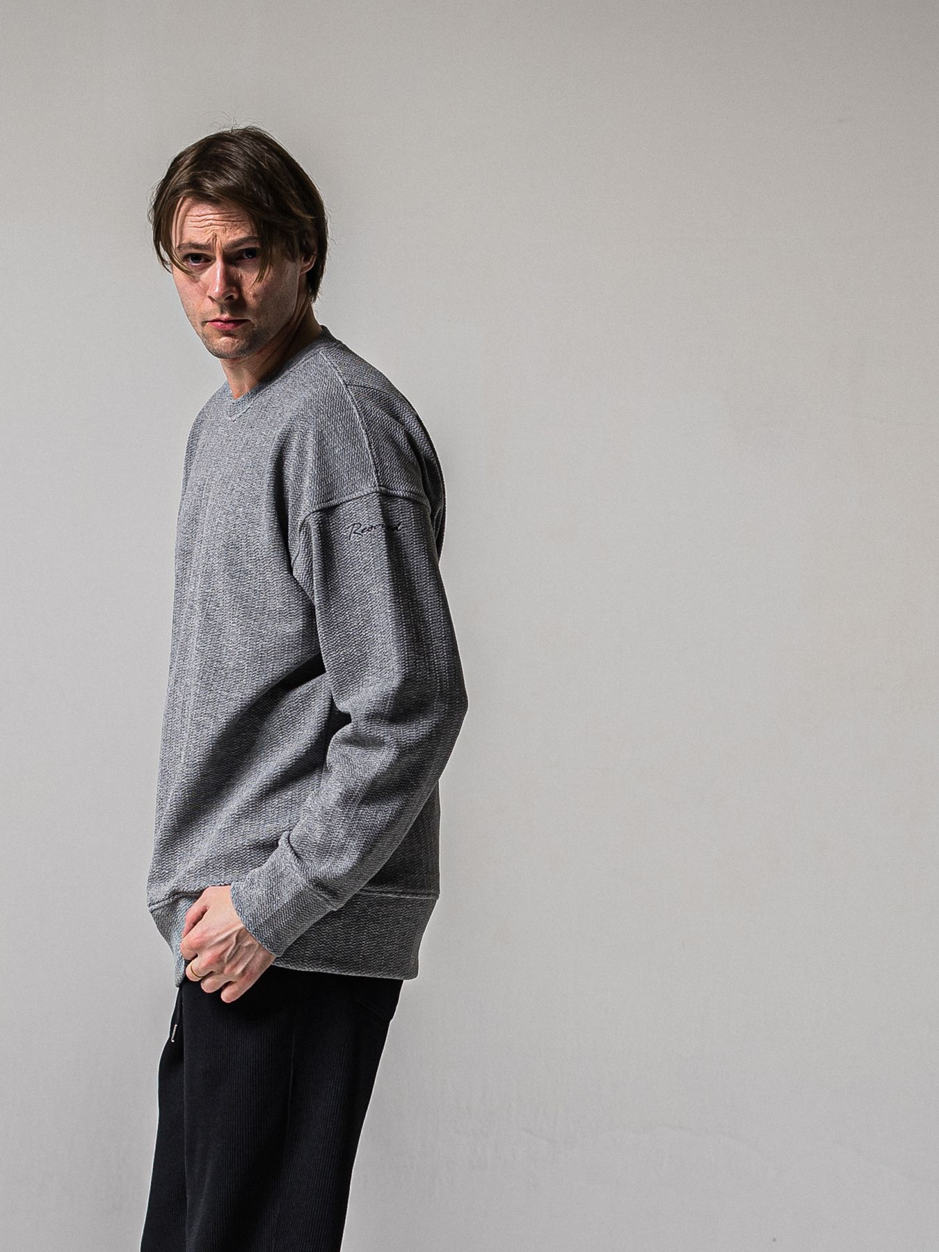 【予約品 11月16日(日) 締切】BLISTER TRAINER / ブリスターニット トレーナー  / グレー