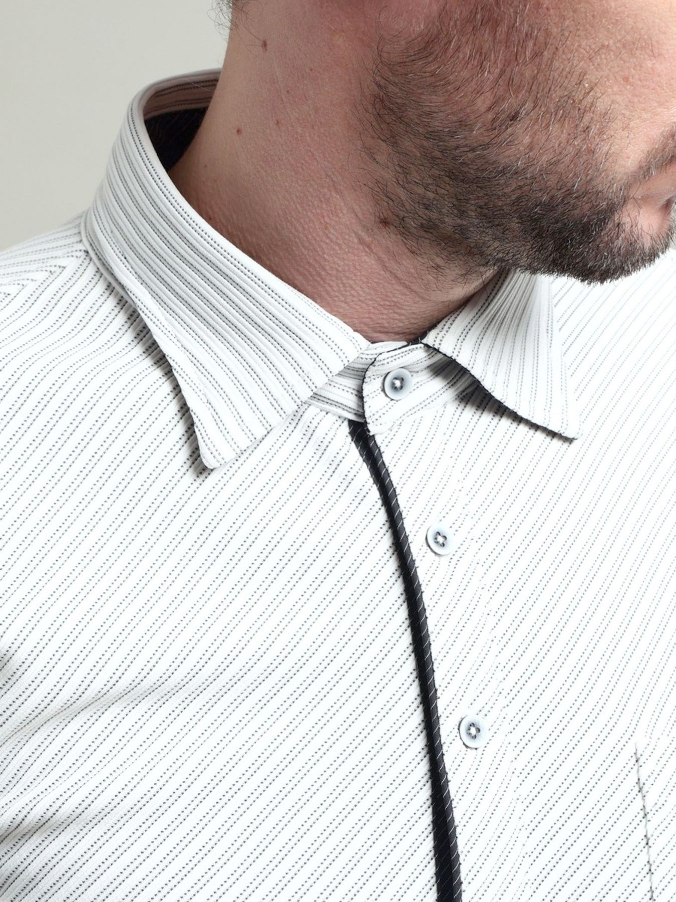 ブライトタックバイヤスレギュラーカラーシャツ / ホワイト 【HIDEAWAYS BLACK】