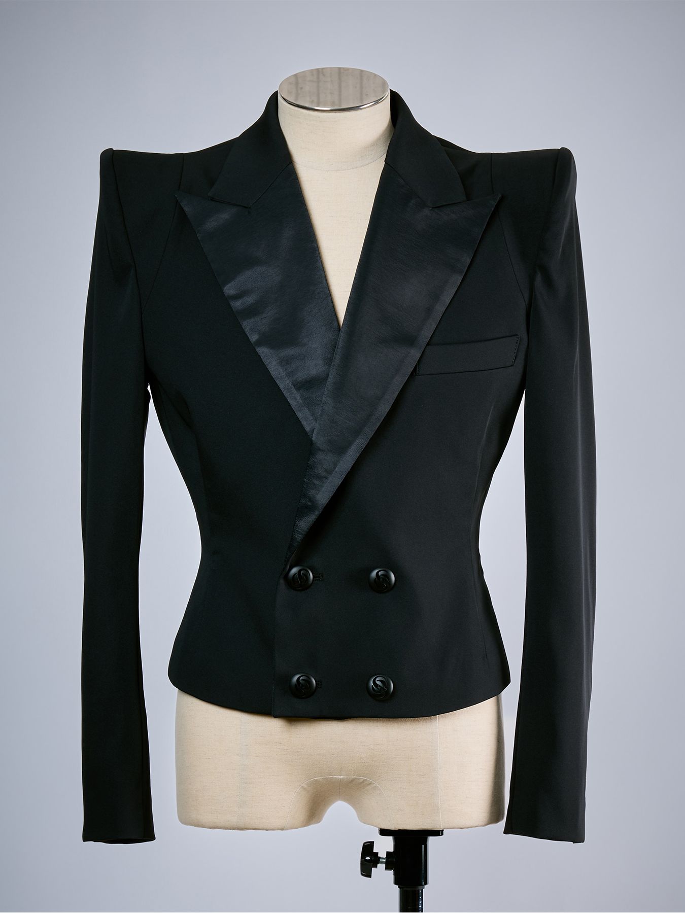 【予約品 10月26日(月) 締切】《Costume Line》W-Satin Power Shoulder Short Jacket / パワーショルダー ショートジャケット / ブラック