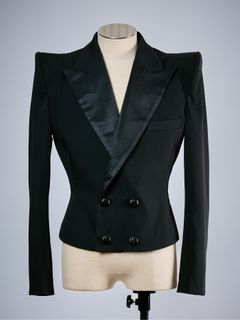 【予約品 10月26日(月) 締切】《Costume Line》W-Satin Power Shoulder Short Jacket / パワーショルダー ショートジャケット / ブラック
