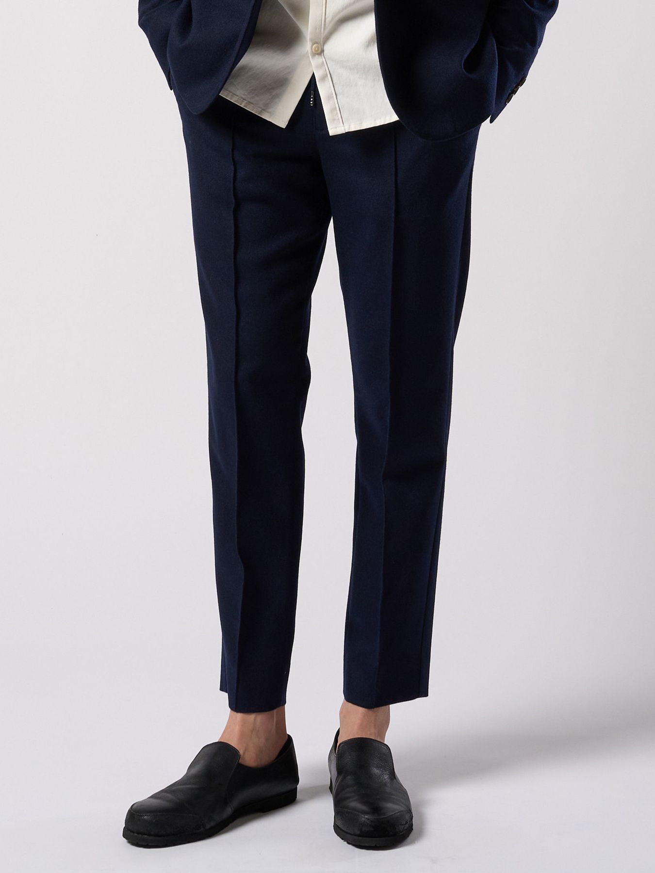 【予約品 4月19日(日) 18時締切】comfort pin-tuck slim slacks / コンフォート ピンタック スリムスラックス / ネイビー