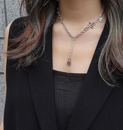 《受注生産》OPEN CROSS & TWIST CHAIN NECKLACE with PADLOCK pink silver / オープンクロス＆ツイストチェーンネックレス ウィズピンクシルバーパドロック 【GOD SIZE】 注文から3～5週間後