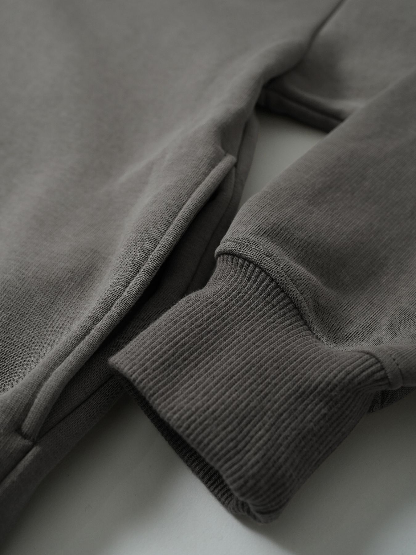 【予約品 5月27日(水) 締切】COWL-WOOLSWEATPARKA print / ロゴプリント スウェットパーカー / グレー