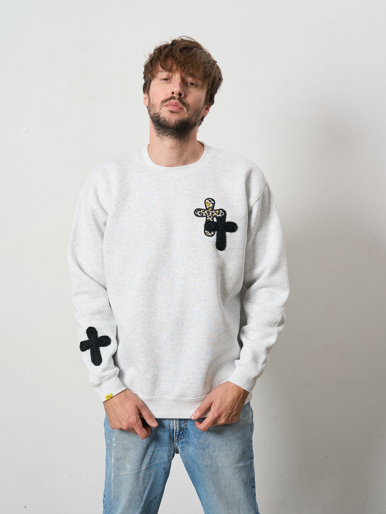【予約品 5月8日(木) AM10時 締切】 TC裏毛起毛 ロゴクロス発泡プリント&クロスパッチワーク スウェットシャツ / アッシュ