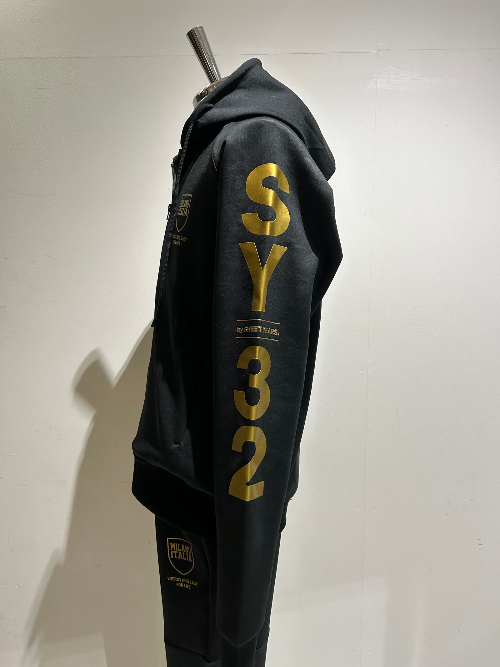 DOUBLE KNIT EMBOSS CAMO SHIELD LOGO ZIP HOODIE / ブラック ×ゴールド【SY32 by SWEET YEARS】