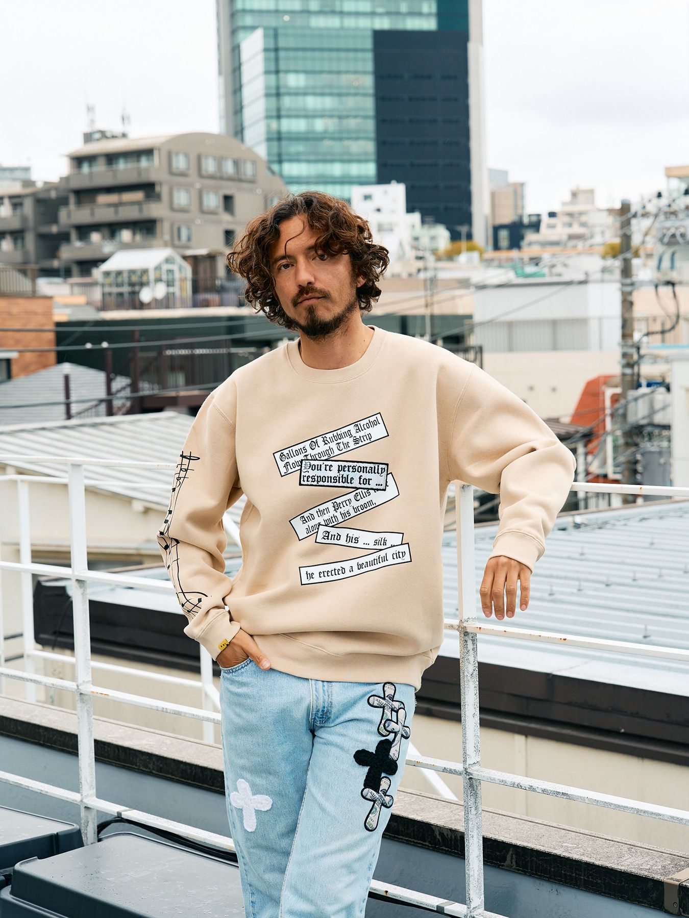 【予約品 5月8日(木) AM10時 締切】 TC裏毛起毛 リリック リボン シークインMUSICプリント スウェットシャツ / ベージュ