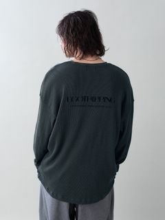 【予約品 5月27日(水) 締切】WOOLTHERMAL-TEE print / ロゴプリント ローリングネックTシャツ / チャコール