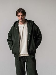 【予約品 11月16日(日) 締切】AZE VARSITY HOODIE / 畔編みニット フード付きスタジャン / カーキ
