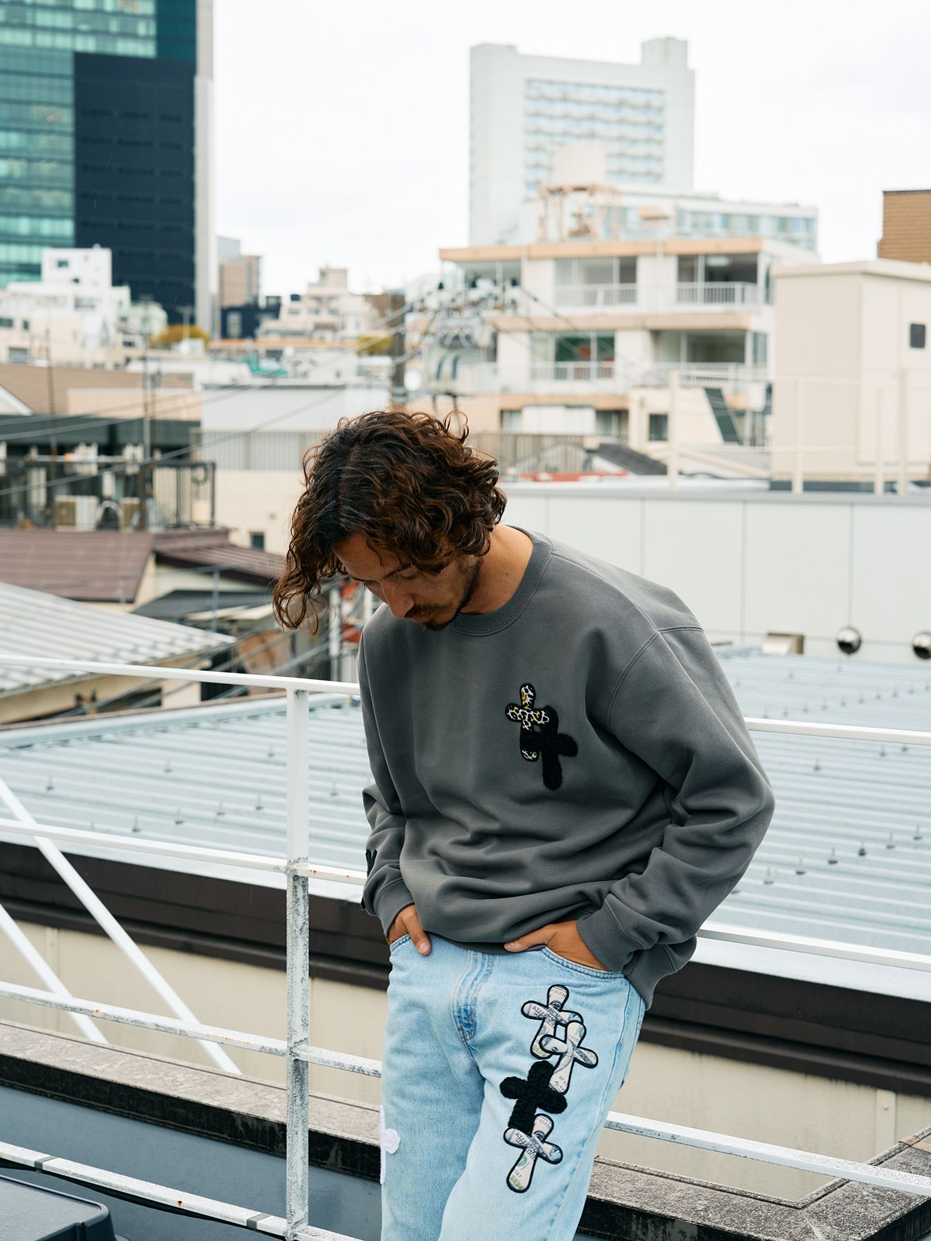 【予約品 5月8日(木) AM10時 締切】 TC裏毛起毛 ロゴクロス発泡プリント&クロスパッチワーク スウェットシャツ / チャコールグレー