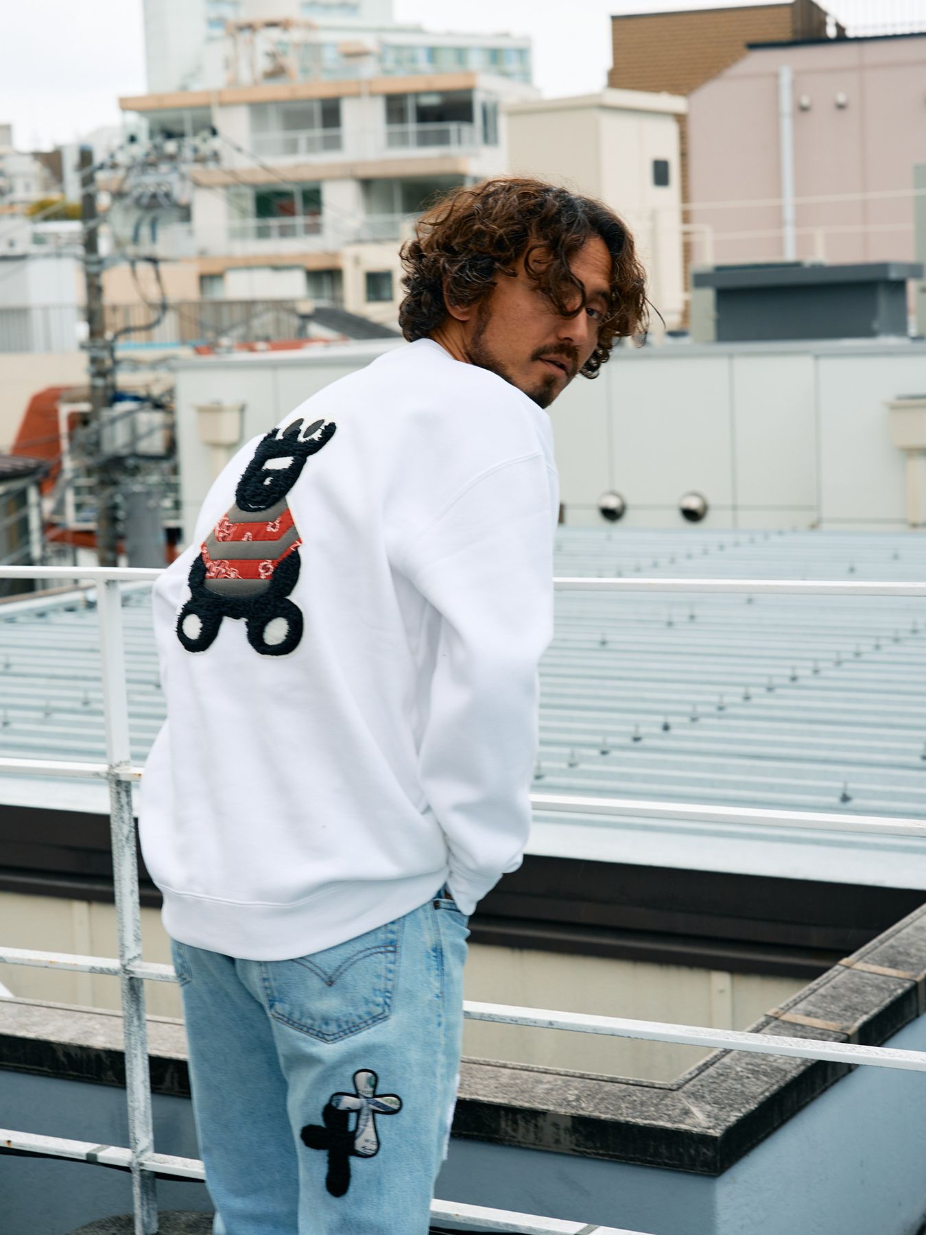 【予約品 5月8日(木) AM10時 締切】 TC裏毛起毛 リリックプリント&カートベアボアパッチワーク スウェットシャツ / ホワイト