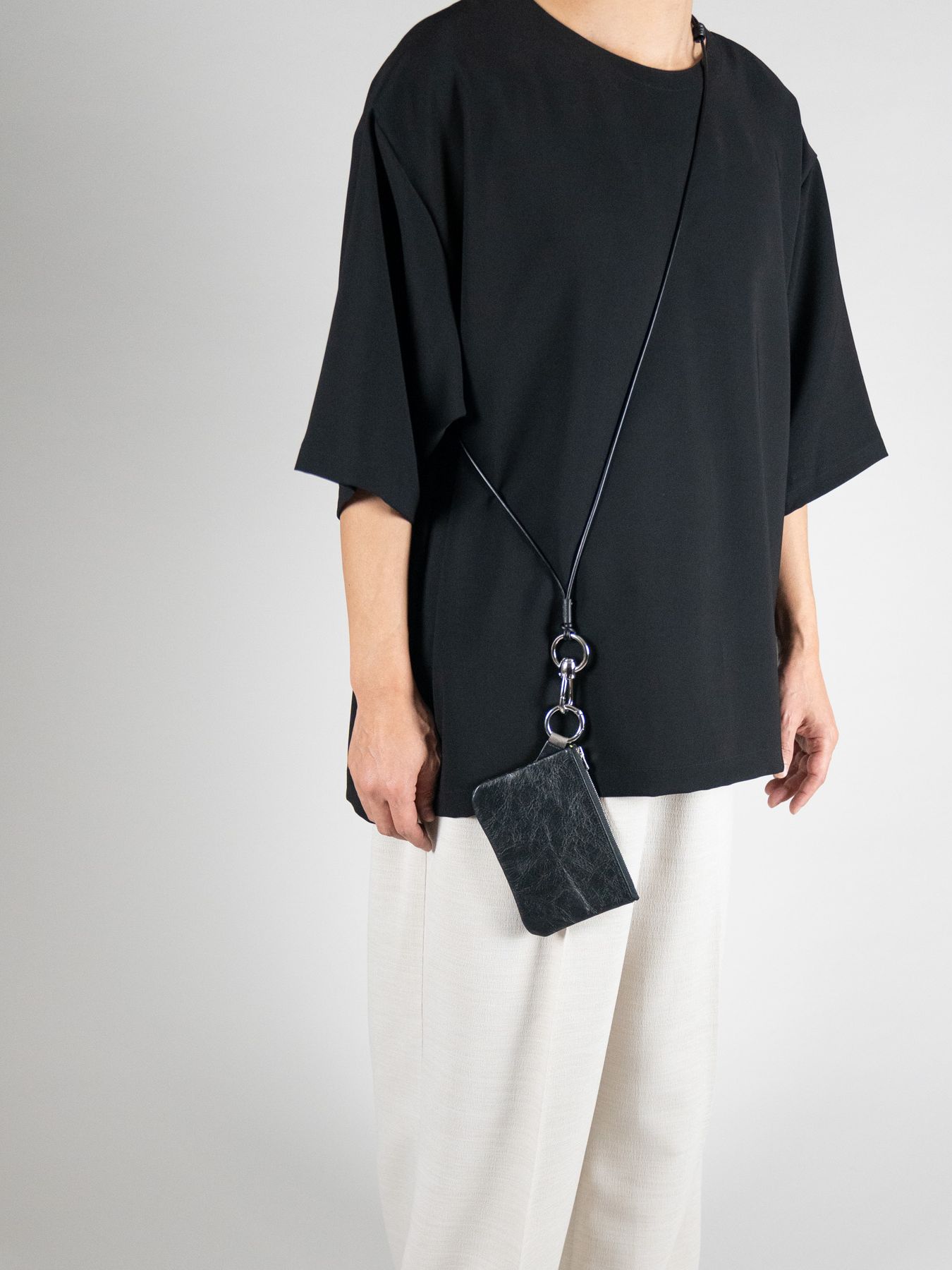 《予約品》 HOOK CARABINER LEATHER STRAP / フック式ネックストラップ / ブラック 【Iroquois.SENTI】