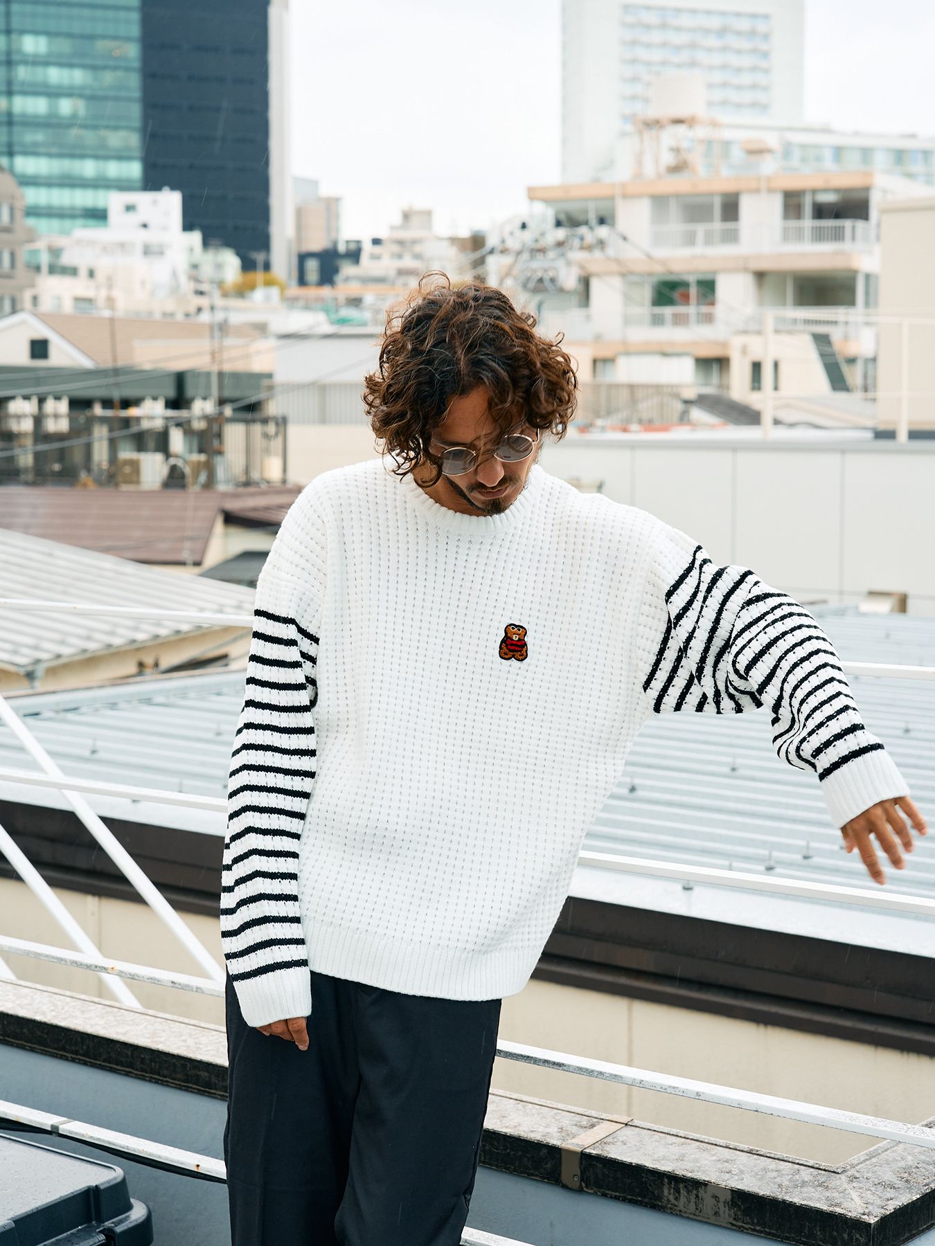 【予約品 5月8日(木) AM10時 締切】 アクリルバルキービックワッフルボーダーカートベアワッペン ワイドシルエットプルオーバー / ホワイト
