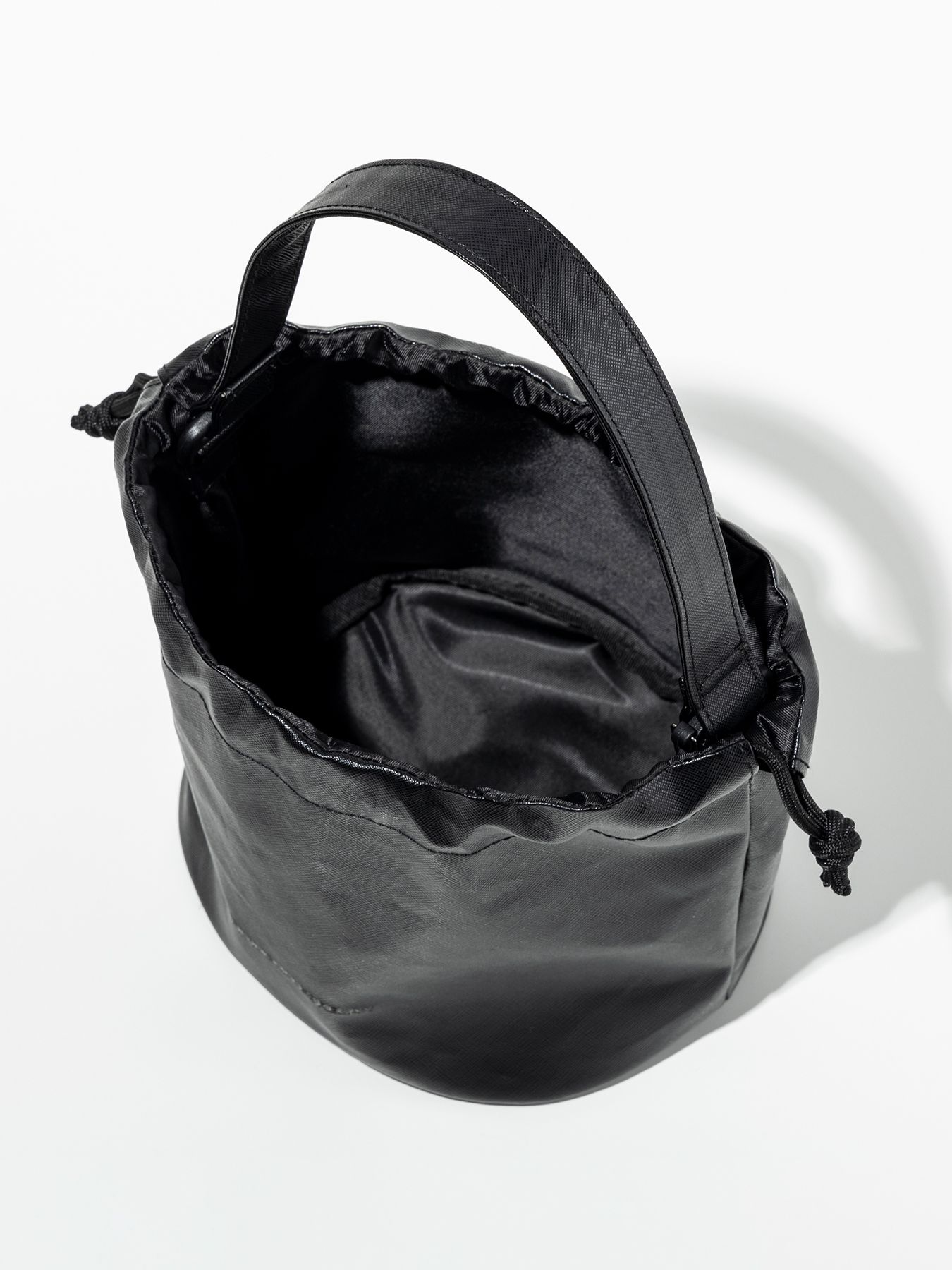 SAFFIANO DRAWSTRING BAG / ブラック