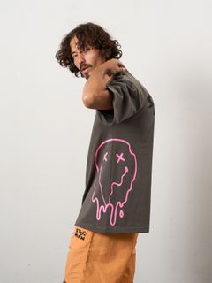 【予約品 10月16日(木) 締切】5.6ozコットン天竺 クレジットシークイン&ドリップスマイル SSシャツ / ダークグレー