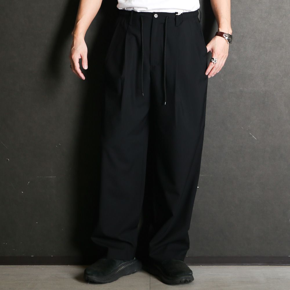 【ラスト1点-サイズ3】 DOUBLE PLEATED EASY TROUSERS - BLACK / オーガニックウール2/80トロピカル - ダブルプリーテッドイージートラウザーズ / A26A15PT02C